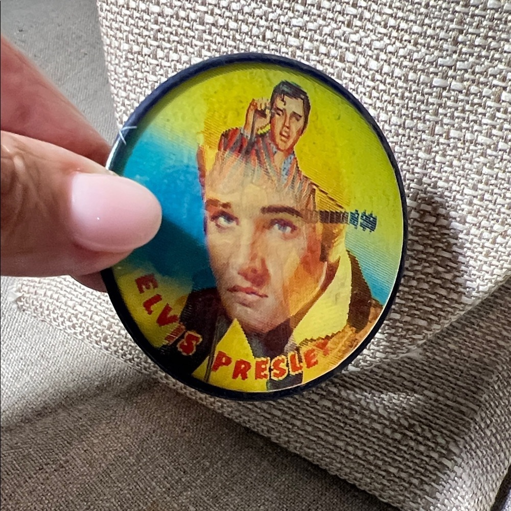 Vari-Vue Lenticular Images Of Elvis Presley Pin C… - image 2